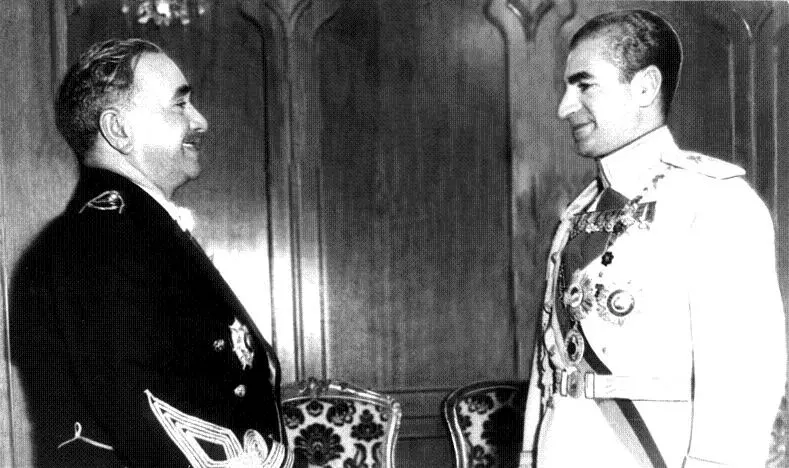 Иорданием шынагъуэншагъэмкIэ и министр Къандур Изэт хуэзащ Ираным и шахиншах Мухьэмэд Реза Пехлеви. 1959 гъэ.